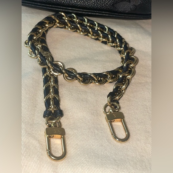 💜💜Louis Vuitton Multi Pochette Accessoires
Empreinte Leather- SMALL Poch… - Picture 6 of 13